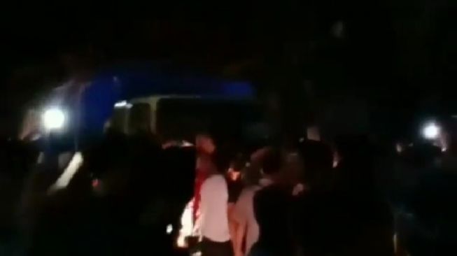 Protes Bau Menyengat, Warga Kota Serang Setop Truk Sampah dari Tangsel