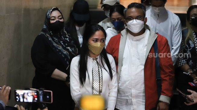 Selebgram Rachel Vennya usai menjalani pemeriksaan di Polda Metro Jaya, Jakarta Selatan, Kamis (21/10/2021). [Suara.com/Alfian Winanto]