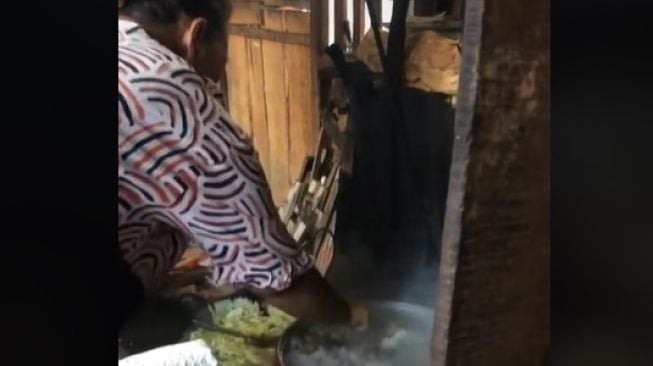 Makan Sebanyak Ini Cuma Rp33 Ribu, Warganet: Mungkin Ibunya Jualan karena Gabut Doang