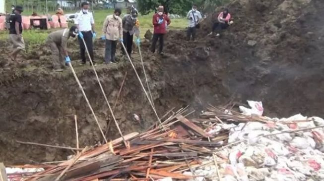 Satu Kontainer Daging Ayam Asal Jawa Timur Mengeluarkan Bau Busuk