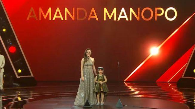 Amanda Manopo di atas panggung. (Youtube/RCTIEntertainment)