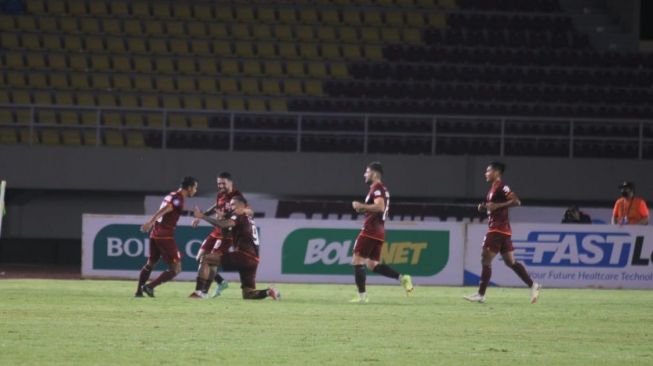 Para pemain Borneo FC merayakan gol Francisco Wagsley ke gawang PSM Makassar pada pertandingan BRI Liga I di Stadion Manahan, Solo, Jawa Tengah, Jumat (22/10/2021).  [Suara.com/Ronald Seger Prabowo]