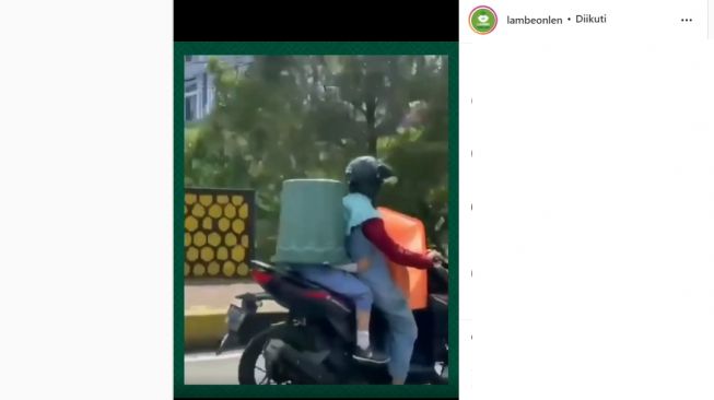 Emak-emak Bawa Dua Ember Naik Sepeda Motor, Cara Bawanya Disorot (Instagram)