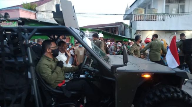  Presiden Joko Widodo saat membagikan bantuan langsung tunai kepada warga di Kelurahan Sebengkok, Tarakan, Kalimantan Utara [ANTARA/Susylo Asmalyah].