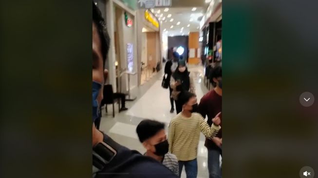 Viral Bapak Antar Anak Pergi Kencan Pertama, Satu Keluarga Diajak Semua (TikTok)