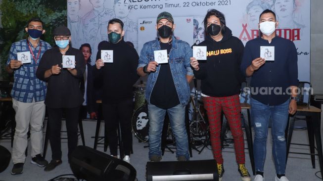 Band Armada ketika ditemui saat merilis album terbarunya 'Kita Bersaudara' di Kemang Timur, Jakarta Selatan, Jumat (22/10/2021). [Suara.com/Alfian Winanto]