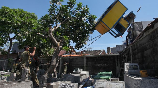 Petugas Satpol PP Kota Surabaya membongkar kandang burung merpati aduan di kawasan makam Rangkah, Surabaya, Jawa Timur, Jumat (22/10/2021). ANTARA FOTO/Didik Suhartono
