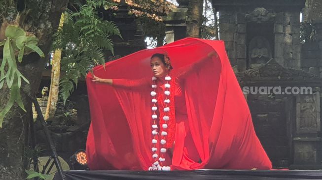Tampil dalam Festival Asia Tri, Penari Asal Bandung Suguhkan Karya 'Selaksa Kabut Merah'