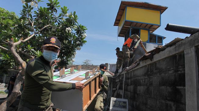 Langgar Aturan, 17 Lapak PKL di Depan Plaza Jambu Dua Kota Bogor Dibongkar Satpol PP