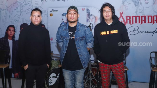 Band Armada ketika ditemui saat merilis album terbarunya 'Kita Bersaudara' di Kemang Timur, Jakarta Selatan, Jumat (22/10/2021). [Suara.com/Alfian Winanto]