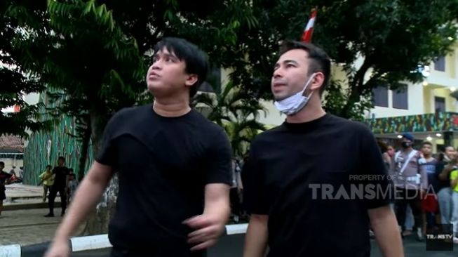 Raffi Ahmad main layangan di Markas Brimob. (YouTube/Trans7 Official)