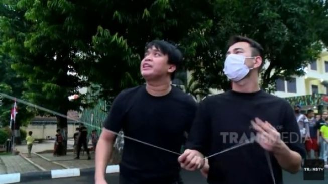 Raffi Ahmad main layangan di Markas Brimob. (YouTube/Trans7 Official)