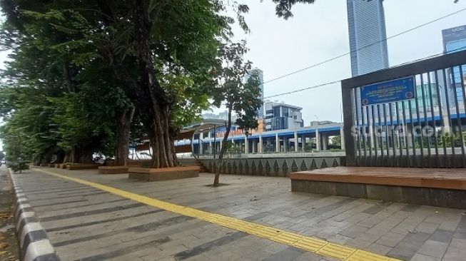 Penampakan JPO di dekat Stasiun Sudirman terkait kasus pamer kelamin yang viral di media sosial. (Suara.com/Yosea Arga)