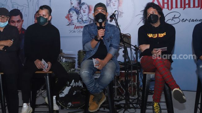 Personil grup band Armada saat acara perilisan album terbaru mereka 'Kita Bersaudara' di Kemang Timur, Jakarta Selatan, Jumat (22/10/2021). [Suara.com/Alfian Winanto]