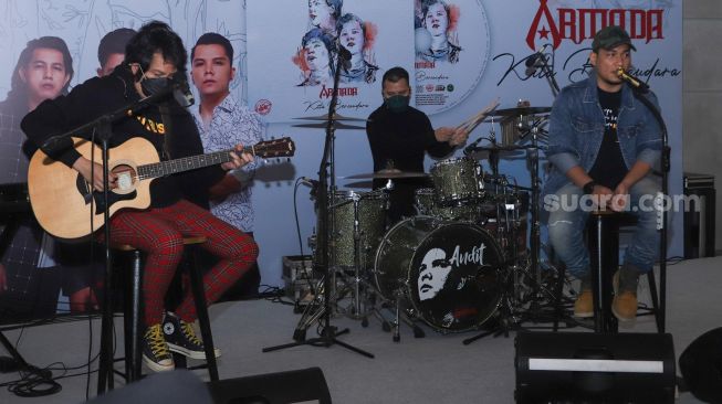 Band Armada tampil membawakan lagu terbarunya saat acara perilisan album terbaru mereka 'Kita Bersaudara' di Kemang Timur, Jakarta Selatan, Jumat (22/10/2021). [Suara.com/Alfian Winanto]