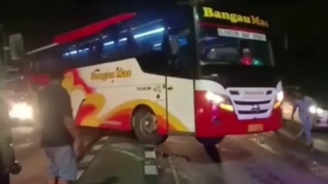 Viral Truk Hadang Rombongan Bus Lawan Arah di Lamongan, Endingnya Bikin Geleng-geleng