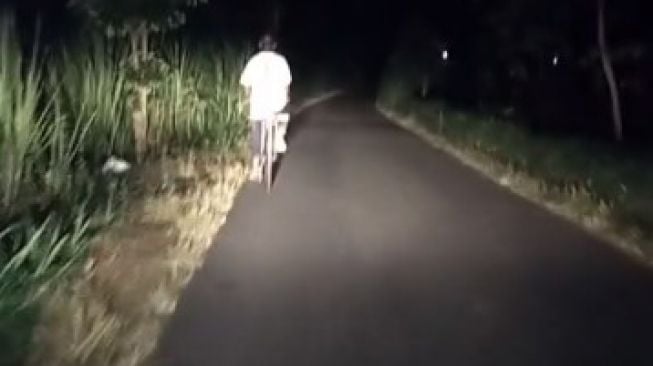Terangi Pesepeda di Jalanan yang Gelap, Aksi Pengemudi Mobil Ini Tuai Pujian