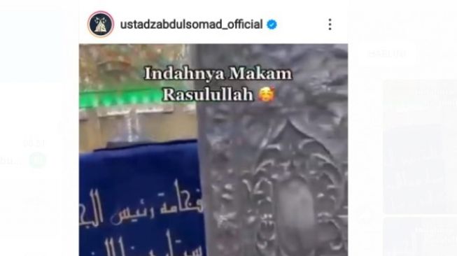 Akun instagram ustadzabdulsomad_official mengunggah video viral dengan tulisan Indahnya Makam Rasulullah dan menyampaikan video ini hoaks [SuaraSulsel.id / ustadzabdulsomad_official ]