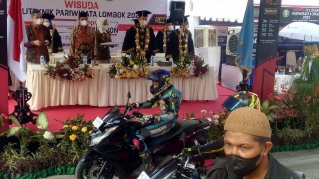 Meriahkan WSBK dan MotoGP, Wisuda Drive Thru Poltekpar Lombok Tematis Racing