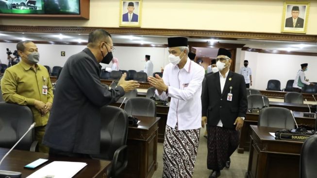 Pakai Sarung ke Kantor, Gubernur Ganjar: Untuk Satukan Semangat Nasional di Hari Santri