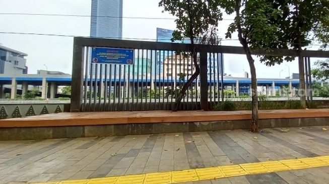 Penampakan JPO di dekat Stasiun Sudirman terkait kasus pamer kelamin yang viral di media sosial. (Suara.com/Yosea Arga)