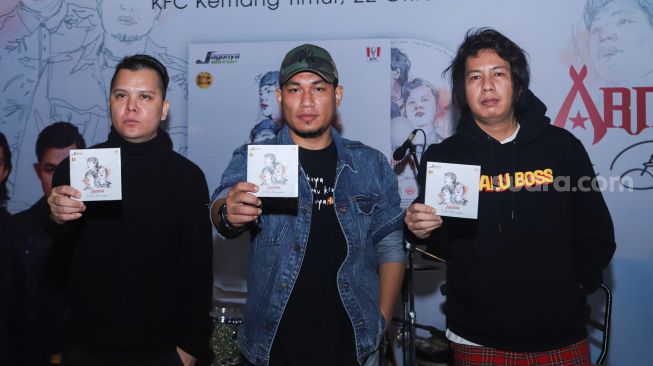 Personil grup band Armada menunjukkan CD Album terbarunya 'Kita Bersaudara' saat rilis di Kemang Timur, Jakarta Selatan, Jumat (22/10/2021). [Suara.com/Alfian Winanto]