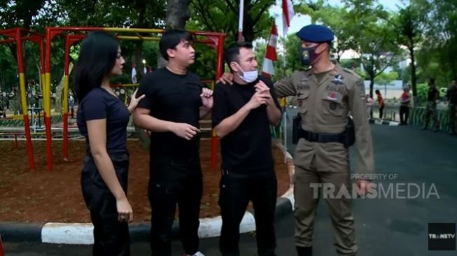 Raffi Ahmad main layangan di Markas Brimob. (YouTube/Trans7 Official)