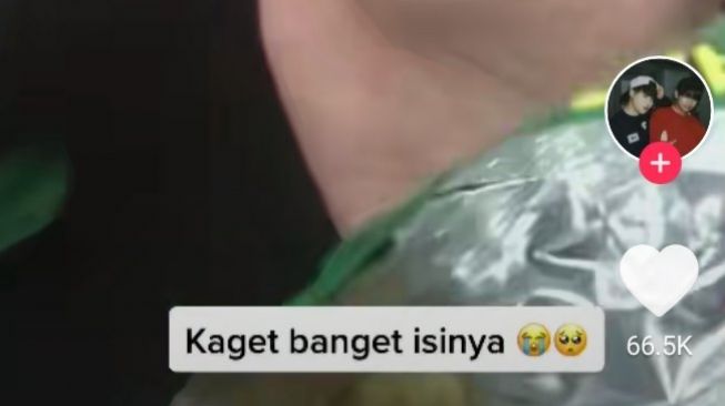 Wanita Dapat Bingkisan Snack, Sewaktu Dibuka Isinya Benar-Benar Bikin Miris