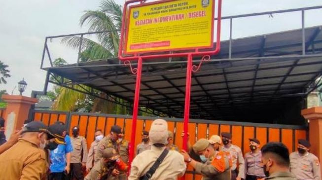 Satpol PP Kota Depok menyegel sekretariat Ahmadiyah di Jalan Raya Muchtar, Kelurahan Sawangan Baru. [Antara]