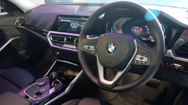 Dasbor penuh sentuhan teknologi dari BMW 320i Dynamic varian baru [ANTARA/Rizka Khaerunnisa].