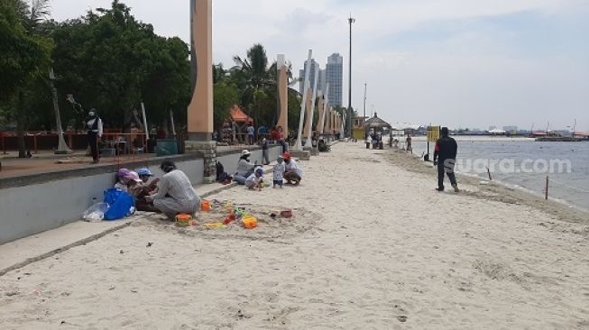 Kata Pengunjung Ancol Soal Aturan Belum Boleh Berenang di Pantai