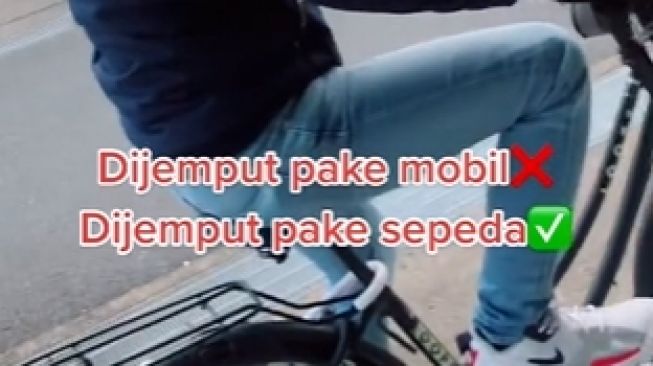 So Sweet! Cewek Pamer Dijemput Kekasih Pakai Sepeda, Publik Jadi Nostalgia