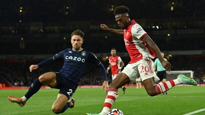 Bek Aston Villa asal Inggris Matty Cash (kiri) bersaing dengan bek Arsenal asal Portugal Nuno Tavares dalam laga pekan kesembilan Liga Inggris antara Arsenal vs Aston Villa di Stadion Emirates di London pada Sabtu (23/10/2021).Glyn KIRK / AFP.