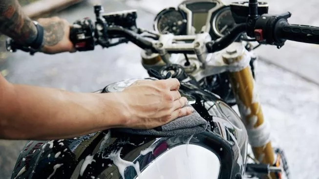 7 Tips Mencuci Motor Matic di Rumah Agar Bersih Mengkilap