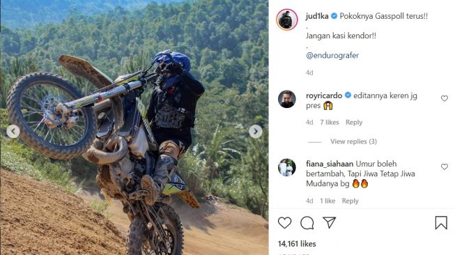 Judika Mencoba untuk taklukan tanjakan yang curam dengan motor trail miliknya (Instagram)