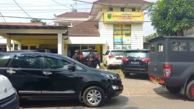 KPK Bawa Satu Koper Usai Geledah Kantor Sekretariat IKA Muba