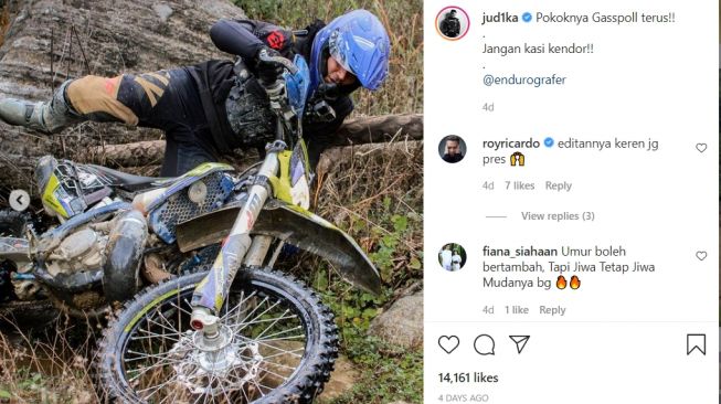 Tampak Judika kesulitan saat hendak naik motor di jalan bebatuan (Instagram)