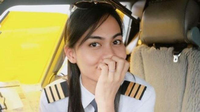 Dulu Kuliah Filsafat, Pilot Perempuan Ini Ungkap Tantangan Masuk Dunia Penerbangan