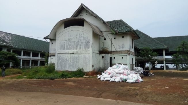 Bagian gedung Islamic Center Tambun yang terbengkalai dan kerap dijadikan tempat mesum. (Imam Faisal)