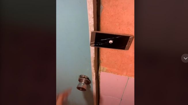 Viral Kunci Pintu 'Smart Lock' Pakai Benda Tak Terduga (TikTok)