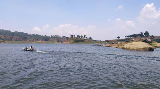 Kawasan Objek Wisata Sirtwo Island yang Berada di Perairan Waduk Saguling, Kabupaten Bandung Barat (Ferry Bangkit Rizki)