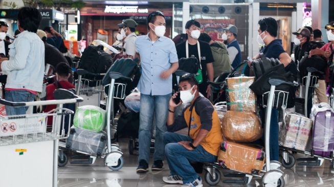 Suasana di terminal 3 Bandara Soekarno-Hatta, Tangerang, Banten. Sabtu (23/10).  [Suara.com/Hilal Rauda Fiqry]