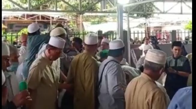 Suasana Pemakaman Kakak Habib Bahar Smith dan Besan Habib Rizieq Shihab