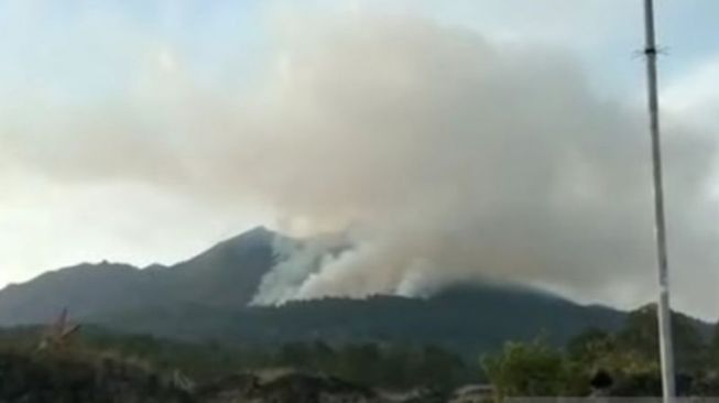 Kepulan asap membumbung ke angkasa akibat kebakaran di lereng Gunung Batur di Kintamani, Gianyar, Bali. 