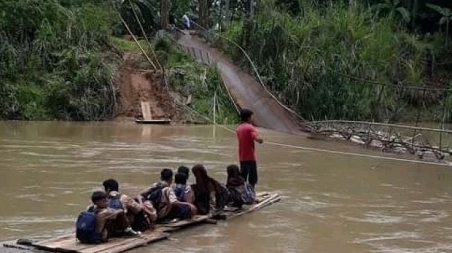 Miris! Warga Pasirloa Pandeglang Susuri Sungai Pakai Rakit Akibat Jembatan Ambruk