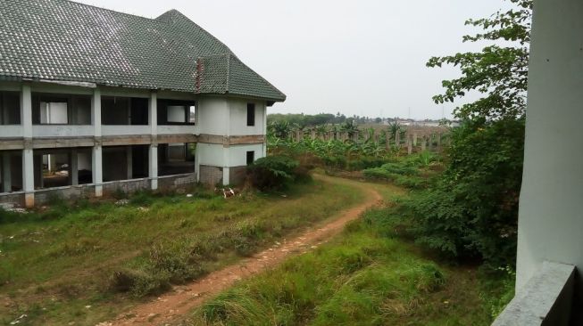 Bangunan Islamic Center terbengkalai. (Imam Fhaisal)