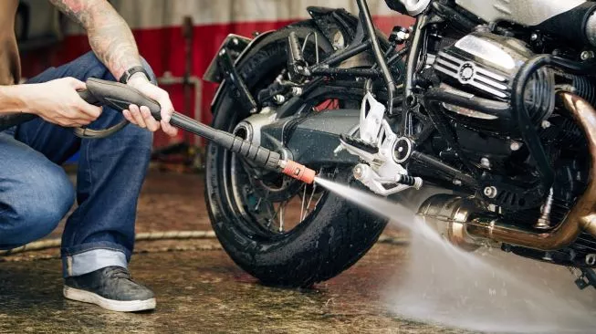 Shampoo khusus kendaraan dengan pH netral dan kandungan wax aktif jadi kunci hasil cuci motor mengkilap seperti salon