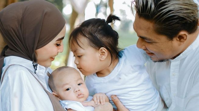 Rizal Armada dan Monica Imas bersama dua anaknya. [Instagram]