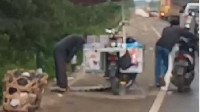 Viral! Pedagang Keliling Salat di Pinggir Jalan, Warganet Malah Salfok ke Pengendara Motor