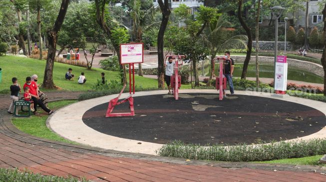 Sejumlah anak-anak bermain di Taman Spatodhea, Jakarta Selatan, Sabtu (23/10/2021). [Suara.com/Alfian Winanto]